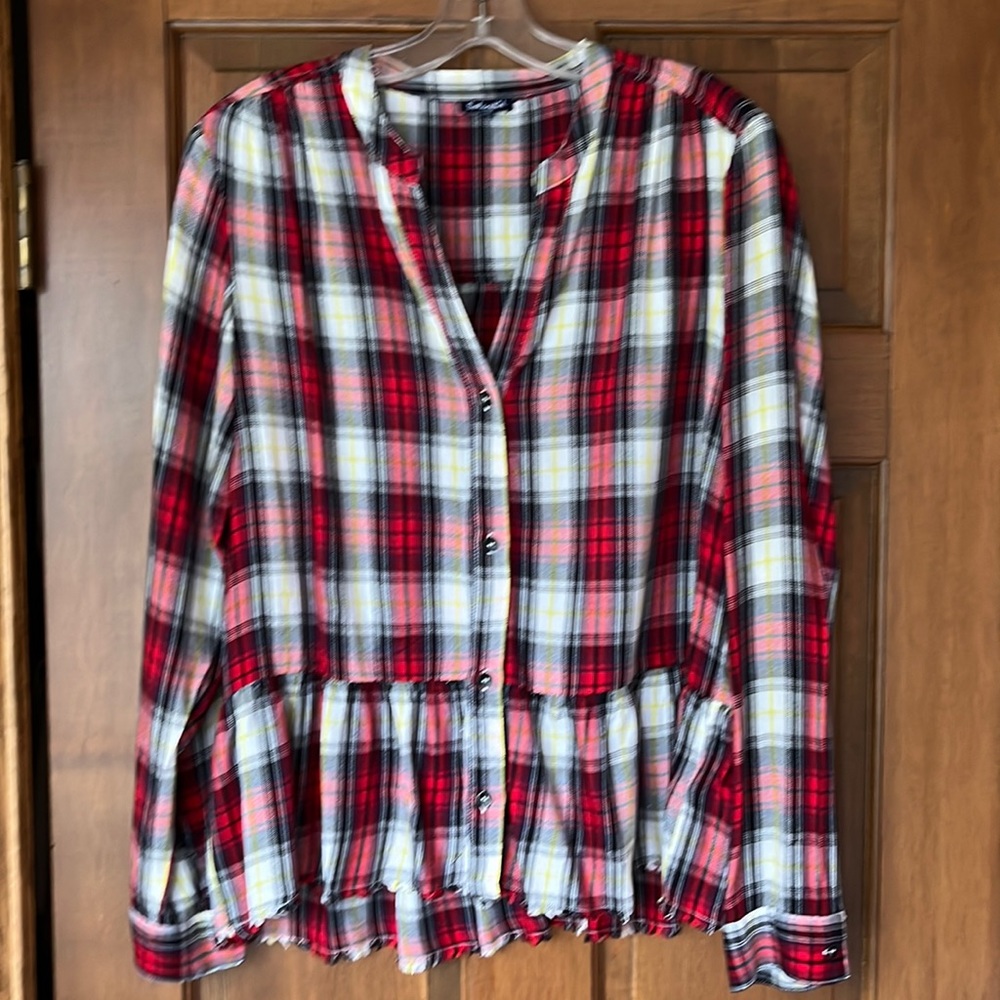 Splendid: Lightweight flannel top with cute ruffle bottom and raw edge
